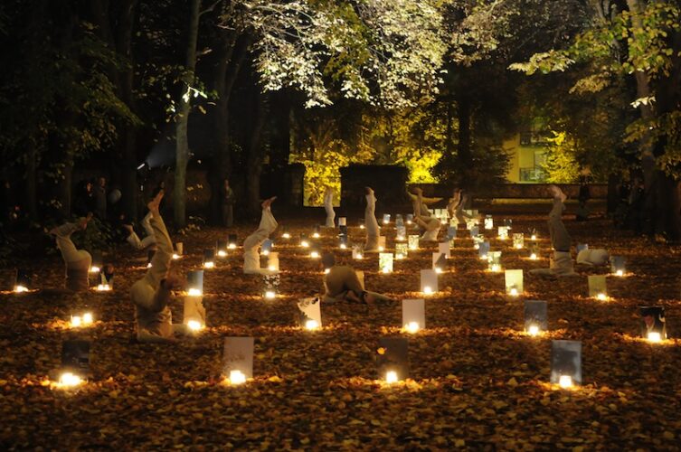 "Dans la forêt des songes" danse, conception et dir. artistique de Armelle Devignon dans la jardin de l'Evêché  d'Evreux (27) dans le cadre de la Grande Veillée du 31.10.09 proposée par le Festival Automne en Normandie